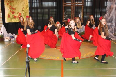 Taniec hiszpański w wykonaniu uczennic ZS w Dąbrowie Biskupiej